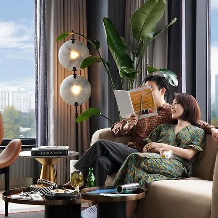 蒙德里安首爾梨泰院飯店 首尔 Exterior photo A couple in a living room
